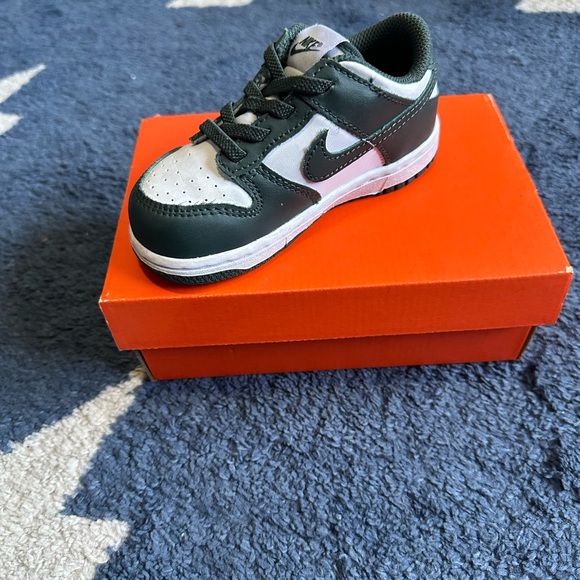 Nike Toddler Green and White Dunk Low - Picture 6 of 8